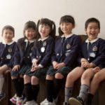 友達7人幼稚園卒園写真