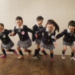 友達5人幼稚園卒園記念写真
