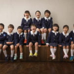 男女友達10人幼稚園卒園記念写真